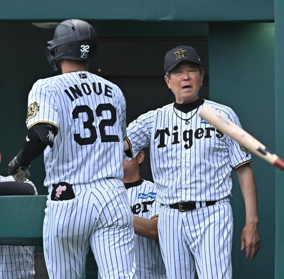 　２回、同点ソロを放った井上（左）を迎える平田２軍監督（撮影・西田忠信）