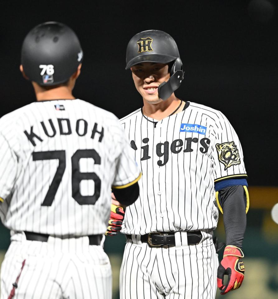 　６回、右前打を放った佐野（撮影・西田忠信）