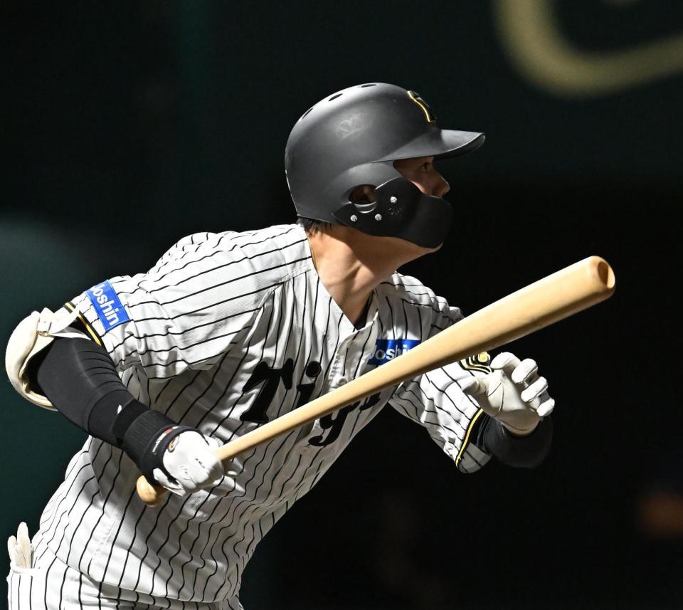 　６回、２点二塁打を放つ楠本（撮影・西田忠信