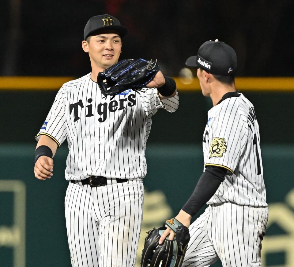 　広島に勝利し、福島（右）とタッチを交わす井上（撮影・西田忠信）