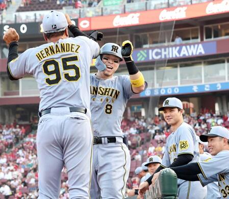 　２回、ソロを放った佐藤輝はヘルナンデスと喜び合う（撮影・田中太一）