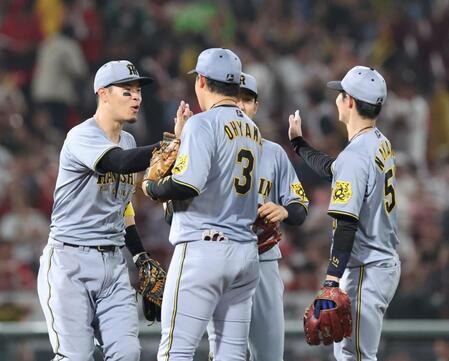 　広島に３連勝し、タッチを交わす佐藤輝（撮影・市尻達拡）