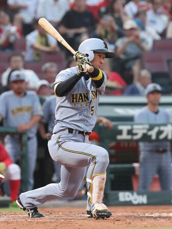 　５回、一塁内野安打を放つ近本（撮影・市尻達拡）