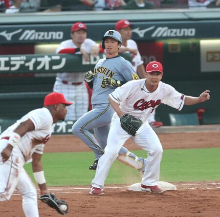 　５回、内野安打を放つ近本（中央）＝撮影・北村雅宏