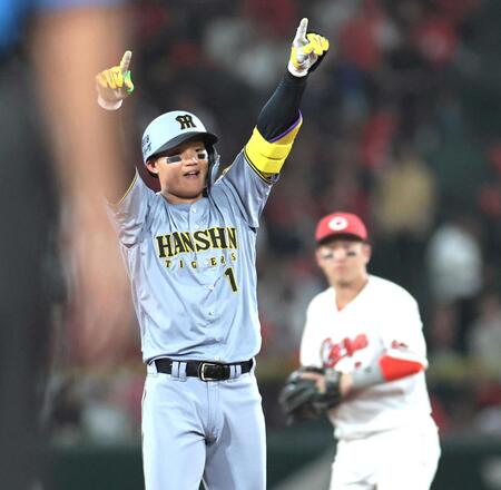 　７回、勝ち越し打を放ち、塁上で喜ぶ森下（撮影・田中太一）