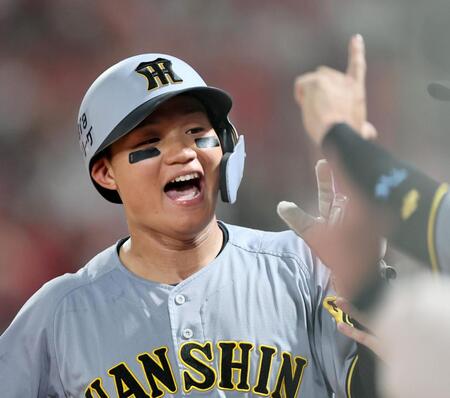 　７回、勝ち越し打を放った森下はベンチ前で歓喜する（撮影・田中太一）