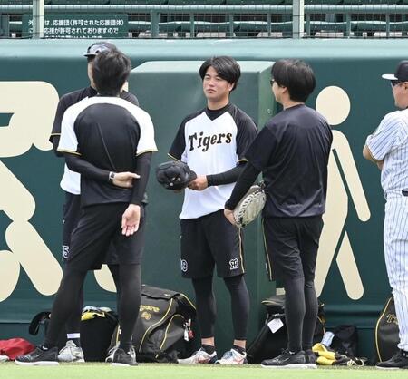 　１軍に合流した高橋（中央）＝撮影・西田忠信