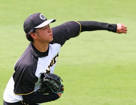 　キャッチボールをして調整する高橋（撮影・立川洋一郎）