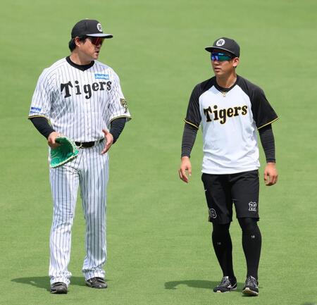 　練習の合間に安藤コーチ（左）に声を掛けられる伊原（撮影・立川洋一郎）