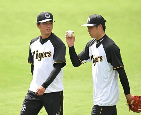 　才木（右）と話す高橋（撮影・飯室逸平）