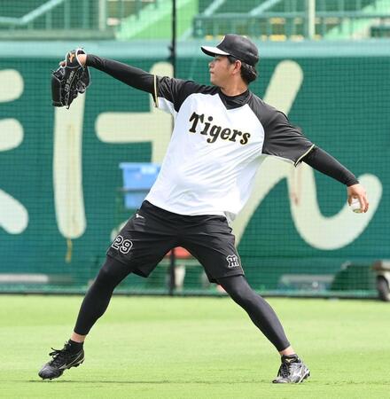 　１軍に合流し、キャッチボールする高橋（撮影・西田忠信）