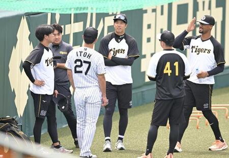 　１軍に合流し、投手陣と話す高橋（左端）