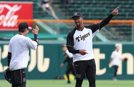 　練習中に梅野と談笑するデュプランティエ（右）＝撮影・北村雅宏