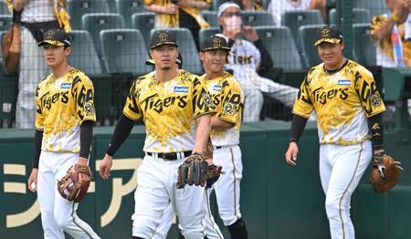 阪神　今年もこの季節がやってきた　ウル虎の夏ユニホーム初披露　試合前ノックでカメラを構えるファン続出