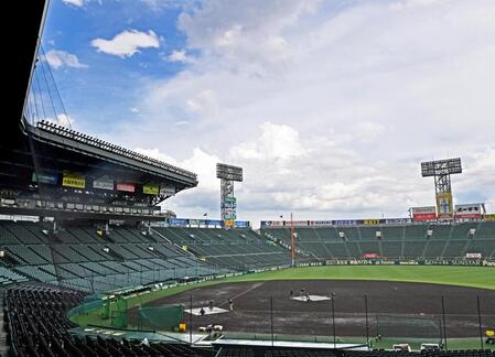 　青空がのぞく中降り出した急な雨でヤクルトの練習は中断に（撮影・立川洋一郎）