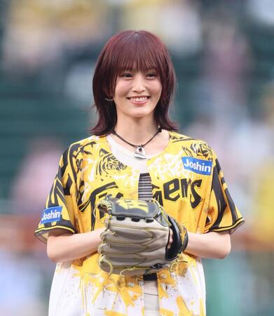 　ファーストピッチセレモニーを務める山本彩（撮影・立川洋一郎）