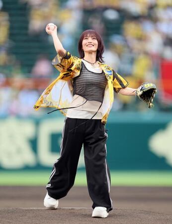　ファーストピッチセレモニーを務め、投球する山本彩（撮影・立川洋一郎）
