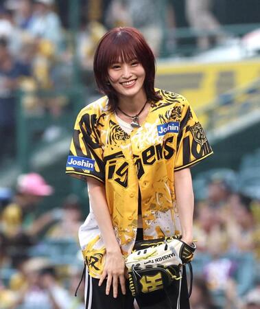 　ファーストピッチセレモニーを務め、一礼する山本彩（撮影・北村雅宏）