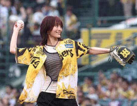 【写真】不変のキュート NMBの先輩・山本彩の“ウル虎”ナイスピッチ