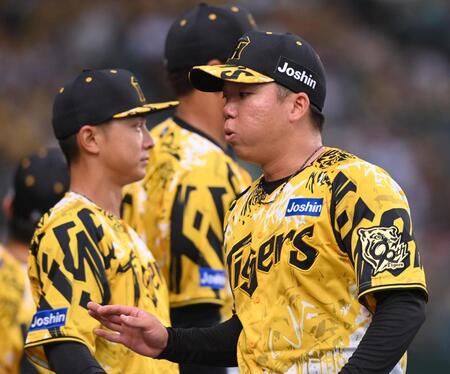 　初回を無失点に抑えベンチに戻る村上（撮影・西田忠信）