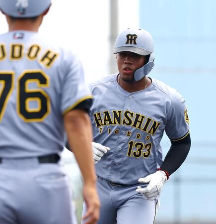 　２回、左前に先制適時打を放ったアルナエス（撮影・山口登）