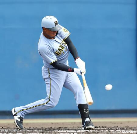 　２回、左前に先制適時打を放つアルナエス（撮影・山口登）