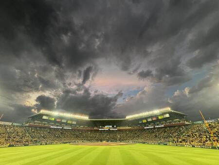　雨雲が垂れ込める甲子園