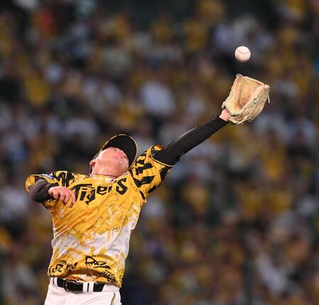 　２回、ランバートの打球を捕れず先制を許した村上（撮影・西田忠信）