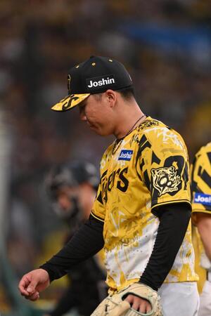　２回に６失点し、ベンチに戻る村上（撮影・西田忠信）