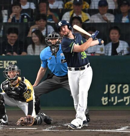 　２回、先制打を放つランバート（撮影・飯室逸平）