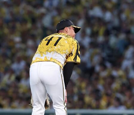 　２回、ランバートに先制となる内野安打を浴び、膝に手をやる村上（撮影・北村雅宏）