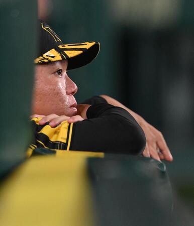 　９回、ベンチから試合を見つめる村上（撮影・西田忠信）