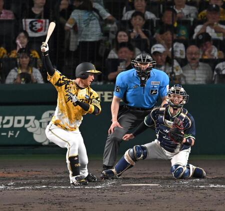 　４回、好機に空振り三振に倒れる近本（撮影・飯室逸平）