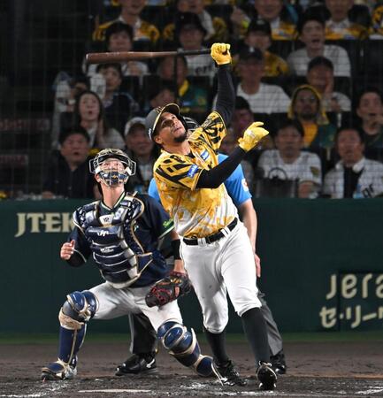 　４回、満塁の好機に遊飛に倒れるヘルナンデス（撮影・飯室逸平）