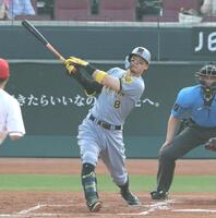 　２回、先制となるソロを放つ佐藤輝（撮影・北村雅宏）