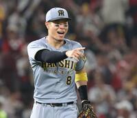 　広島に３連勝し、喜びを爆発させる佐藤輝（撮影・市尻達拡）