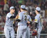 　広島に３連勝し、タッチを交わす佐藤輝（撮影・市尻達拡）