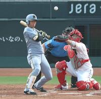 　５回、グリップエンドに当たり、ファウルとなる近本（撮影・北村雅宏）