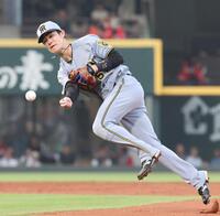 　３回、大盛の打球に好守を見せる中野（撮影・市尻達拡）