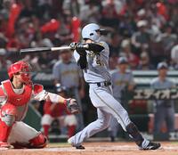 　７回、左前タイムリーを放つ中野（撮影・市尻達拡）