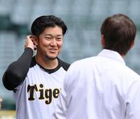 　能見篤史氏（右）にあいさつする岩貞（撮影・西田忠信）