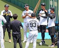 　１軍に合流し投手陣に迎えられる高橋（右端）＝撮影・立川洋一郎