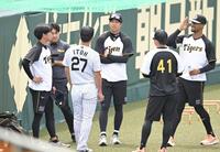 　１軍に合流し、投手陣と話す高橋（左端）