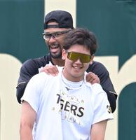 　門別の肩を揉む！？デュプランティエ（撮影・飯室逸平）