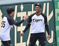 　才木（左）と談笑するデュプランティエ（撮影・飯室逸平）