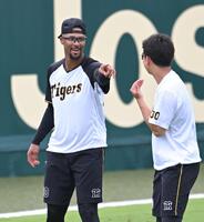 　門別と談笑するデュプランティエ（撮影・飯室逸平）