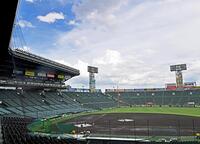 　青空がのぞく中降り出した急な雨でヤクルトの練習は中断に（撮影・立川洋一郎）