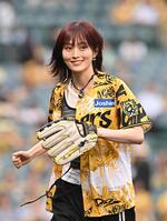 　ファーストピッチセレモニーを終え笑顔の山本彩（撮影・西田忠信）