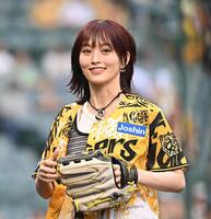 　ファーストピッチセレモニーを終え笑顔の山本彩（撮影・西田忠信）