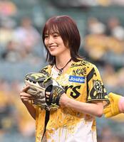 　ファーストピッチセレモニーを務めた山本彩（撮影・西田忠信）